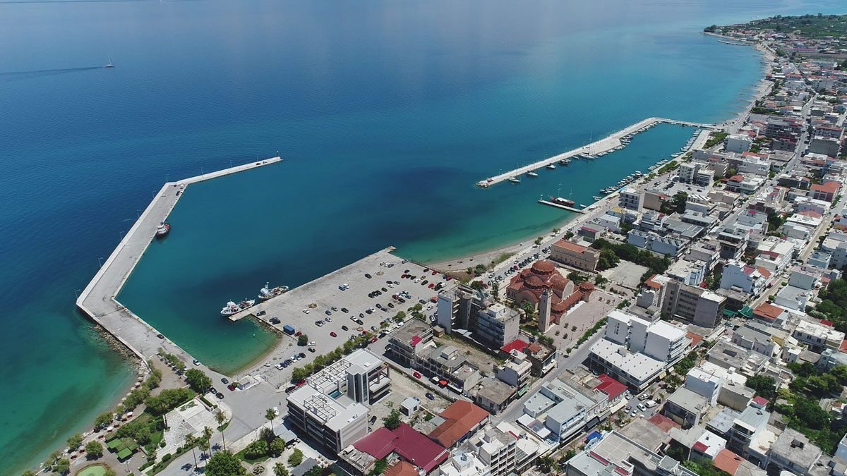 Το λιμάνι του Κιάτου από ψηλά, με τον Κορινθιακό κόλπο
